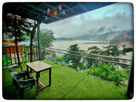 Shri Ganga View Guest House Отели рядом с достопримечательностью «Triveni Ghat»