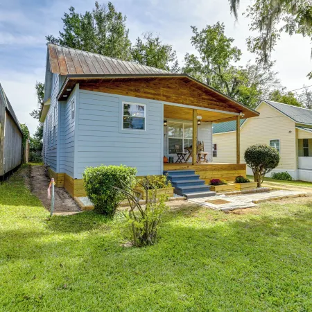 Inviting Quincy Cottage Walk to Historic Downtown