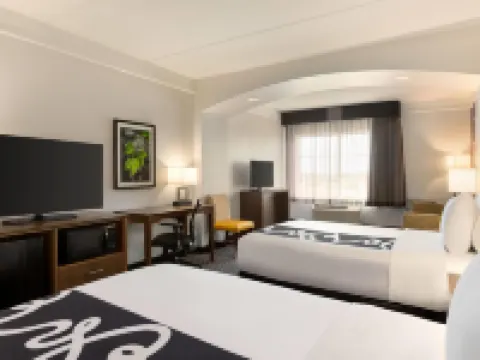 La Quinta Inn & Suites by Wyndham Arlington North 6 Flags Dr Hotels in Arlington