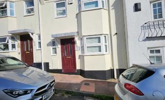 3Br Central Patio Home with Parking