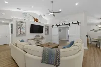 Charming Tropical Pool Home, Walk to the Beach! - WiFi