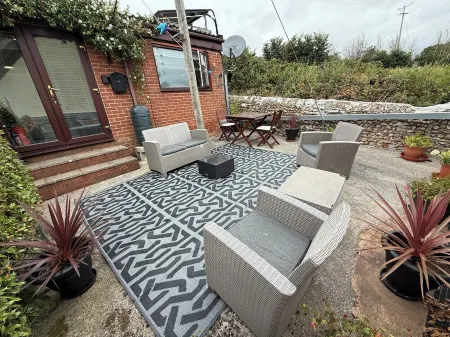 Studio in the idyllic countryside 2 miles from the beach in Devon with Hot Tub