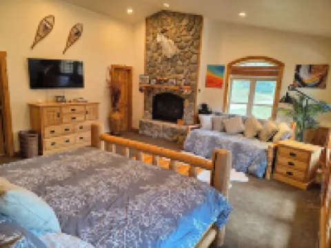 Luxury Yellowstone Chalet - Mountain Views With Jacuzzi & Sauna! Hotels in Cooke City