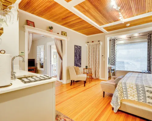 Historic Bemus Point Studio w/ Porch: Walk to Lake Hotéis em Bemus Point