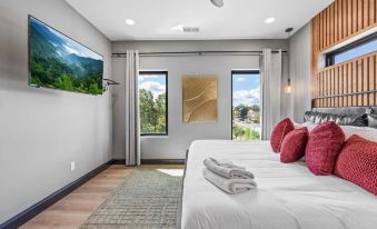 The Back Nine Retreat by AvantStay Private Golf Sim, Firepit & Mountain Views Near Dollywood