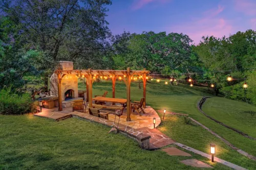 Cottage Creek Retreat l Hot Tub, Pet Friendly Yard, & 1.2 Acres Near Main St