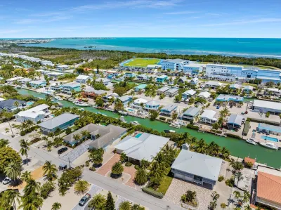 Beautiful Newer 4/4 Home w. Dockage & Private Pool Turtle Hospital附近的飯店