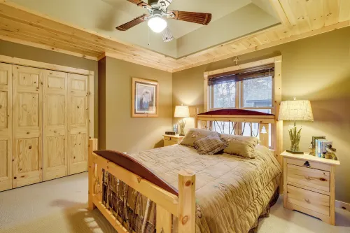 Cozy Benoit Lake Cabin w/ Hot Tub & Views - 3성급