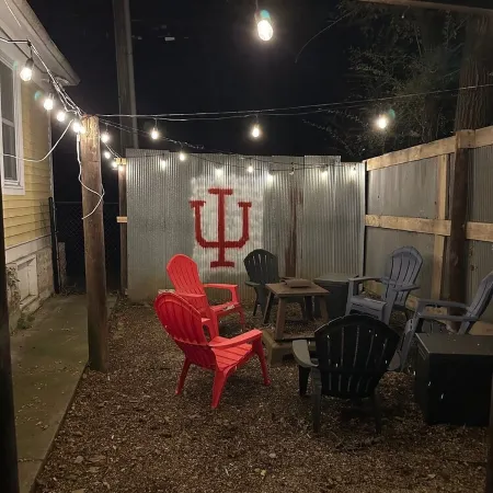 Cozy-Hoosier themed bungalow-Walk to best city parks and Downtown.