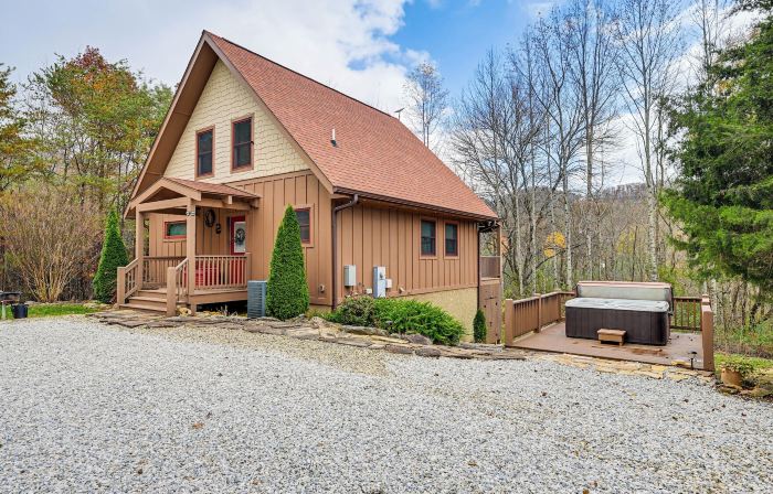 Cozy Couples Getaway w/ Hot Tub: 'Fox Ridge Cabin'
