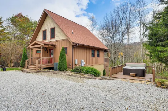 Cozy Couples Getaway w/ Hot Tub: 'Fox Ridge Cabin'
