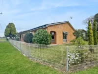 4-Bed Beach House with Garden & Alfresco Dining Hotels in Broulee