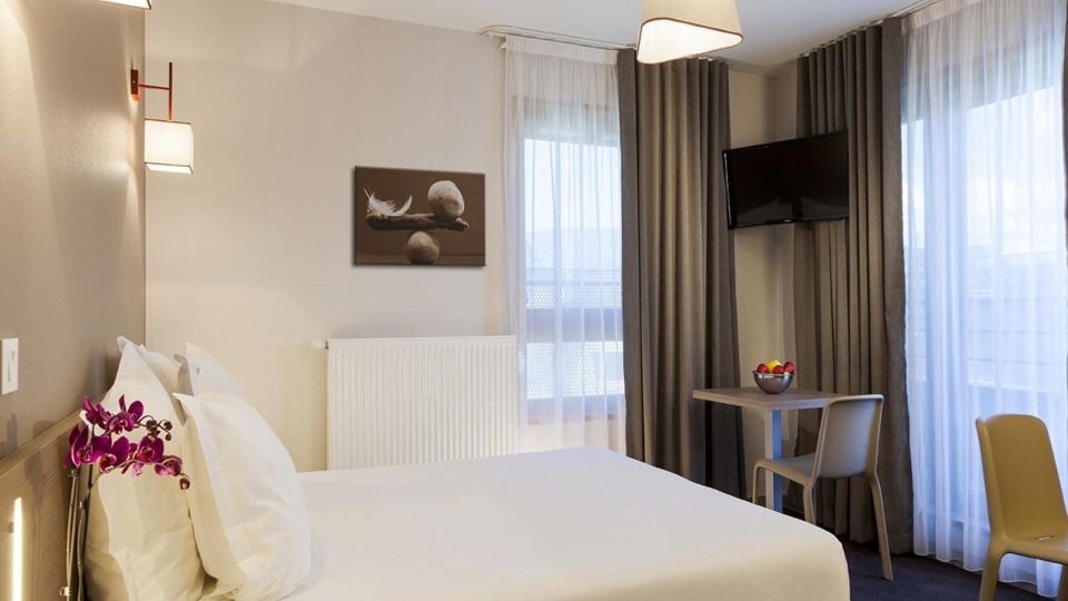 Cozy Retreat Near Geneva for 2 Guests