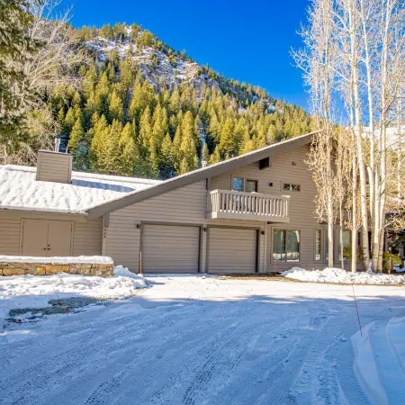 River House - 4BD Riverfront, Hot Tub, Near SV Ski Lifts!