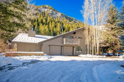 River House - 4BD Riverfront, Hot Tub, Near SV Ski Lifts!