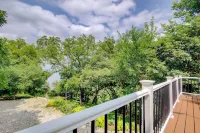 Walk to Tuttle Creek Lake: Secluded Scenic Retreat - parking