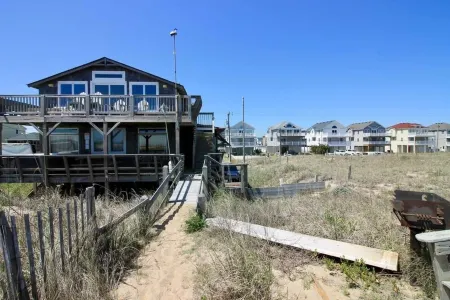 Oceanfront Obx Cottage in Kill Devil Hills. Vintage Modern Remodel, Pet Friendly