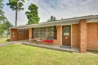Family-Friendly de Kalb Getaway w/ Fire Pit! - 2-Star