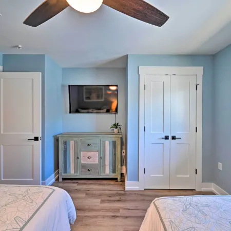 Walk to Beach: Getaway w/ Pool in Naples!