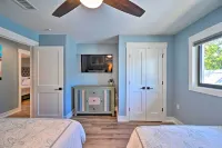 Walk to Beach: Getaway w/ Pool in Naples! - Wifi
