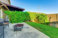 Spacious & Family-friendly! Tamu Townhome w/ Yard - Apartments