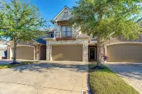 Spacious & Family-friendly! Tamu Townhome w/ Yard - Apartments