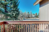 Near Hiking & Biking! Flagstaff Condo w/ Grill - شقق
