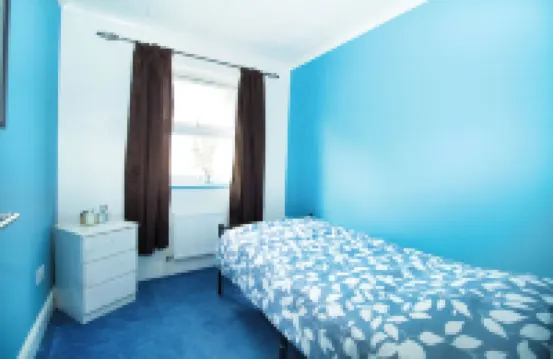 3 Bed Town House - Sleeps 5 - Ensuite - Off Street Parking - Pets Welcome - Wifi