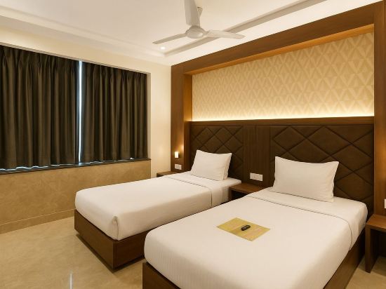 Glitz Saineel Executive Near Juhu Beach