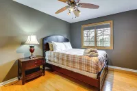 Sterling Heights Getaway w/ Fire Pit! - Wifi