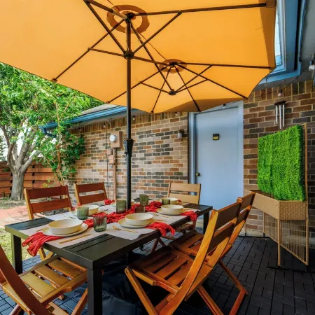 Spacious Master King Bed  Suite, & Fast wi-fi, Mins to Convention Center