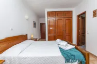 P 02 - Bedroom 2 in Meia-Praia Seaview Guesthouse - 3 stelle