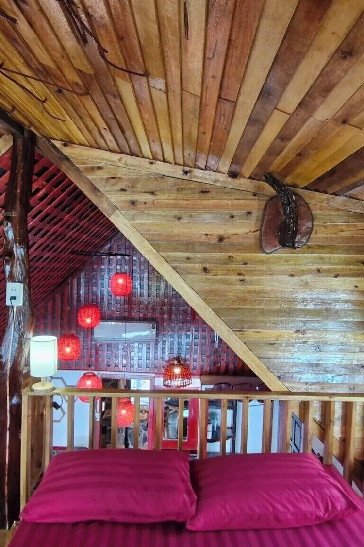 Deluxe Second Row Rocks Cabin Number 39