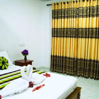 Senura Home Stay Отели рядом с достопримечательностью «Ступа Рамакеле»