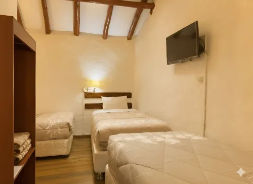 Naty's Guest House - Bed and Breakfasts