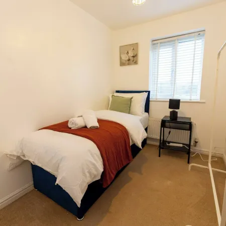 Charming 5-bedroom Townhouse in Central Gloucester