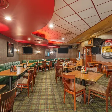 Rogue Regency Inn & Suites