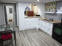 Bright & Cozy 2-Bedroom Main Floor Suite Hotéis em Brampton