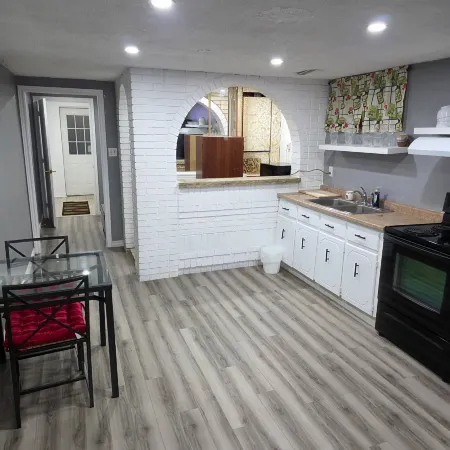 Bright & Cozy 2-Bedroom Main Floor Suite Отели в г. Брамптон