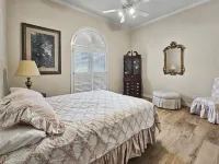 Massive Lakefront Mansion, 9Br/6BA 16 Beds, Private Pool & Dock, 9200Sqft+