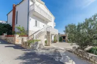 Apartment and Rooms Radojka