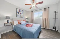 Modern 2BR 2BA w King Bed Pool Gym 10 - Homestays