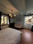 Charming 1818 Farmhouse Retreat with Private Pool in Pensol - สระว่ายน้ำส่วนตัว