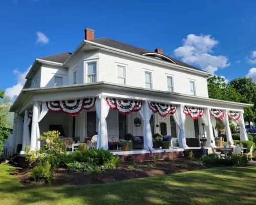 Victorian Spa EnSuite @ Nottingham PL, King Bed, Jacuzzi Near UVa-Wise & Main St Hotels in Wise County