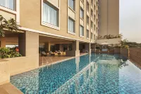 Lemon Tree Premier City Center Pune - مسبح