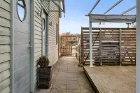 5-Bed-Rooms House with Jacuzzi, Free Parking, and 2 Toilets-Bath in Malmö