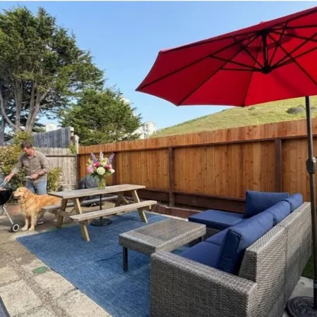 Sundog Cottage - Clean & Cozy - EV - Walk to Food & Beach - Fenced Yard for Dog