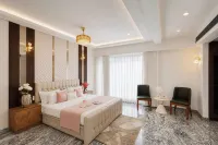 ELIVAAS Nedumbally 4 BHK Villa - مسبح خاص