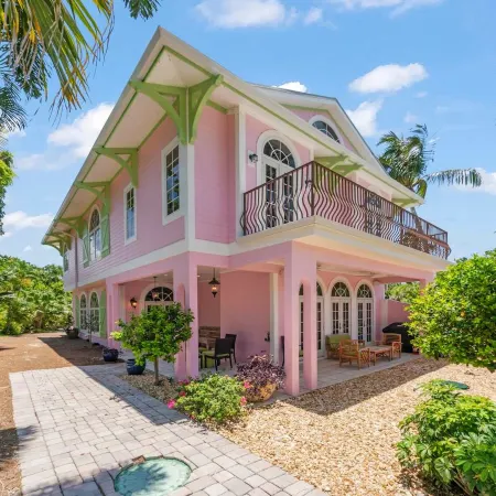 Waterfront Pink House with Private Dock & Pool Hotele w: Captiva