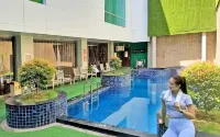 Plaza Inn Kendari - piscina